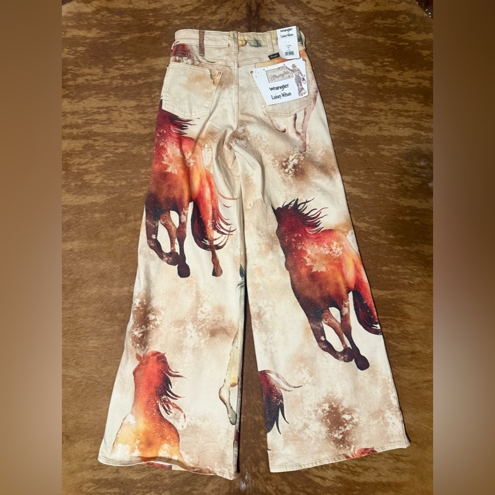NWT Wrangler Women's Wide Leg Jeans with Horse Print - Cream/Brown LAINEY WILSON